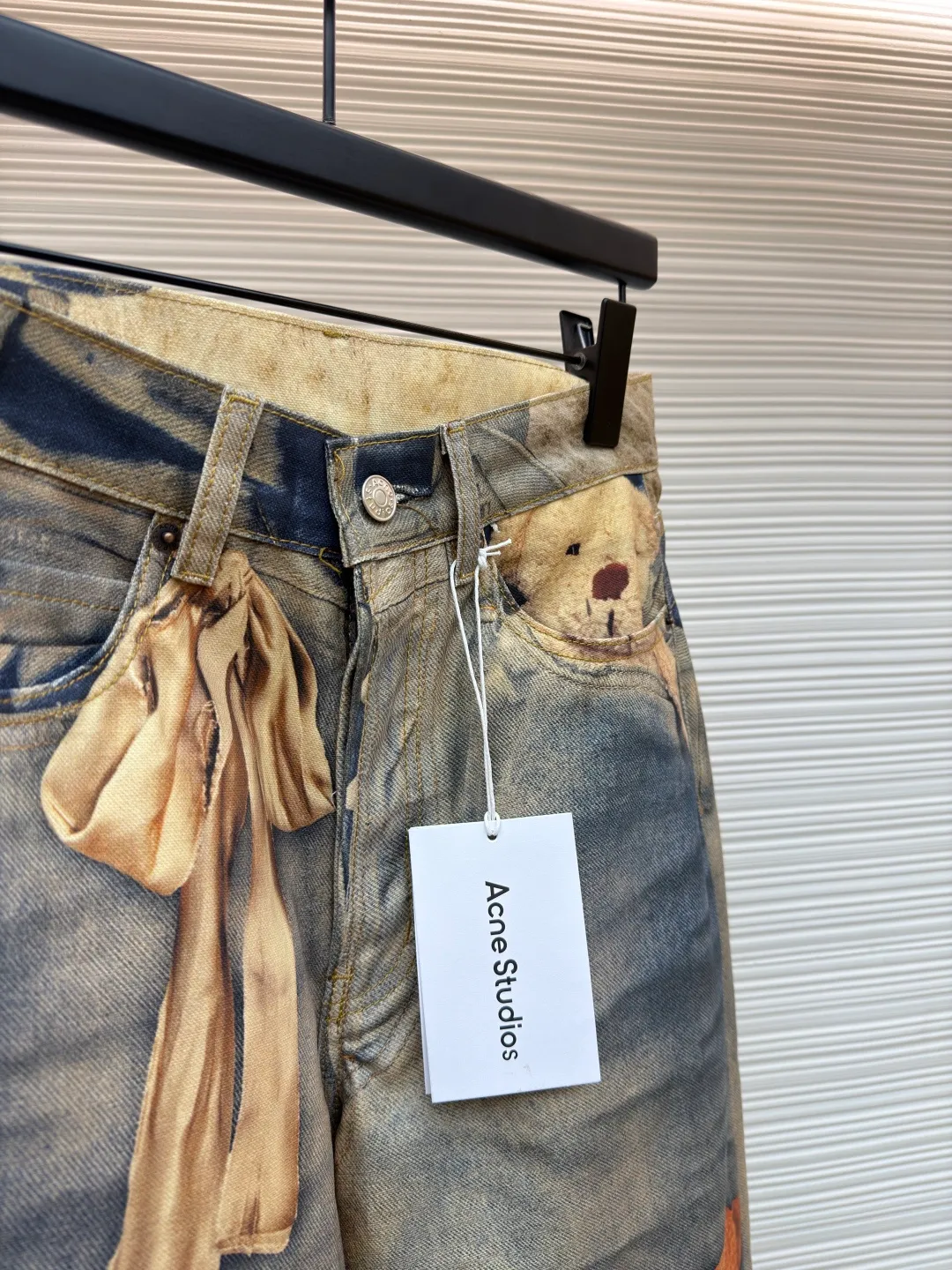 Acne Studios 1981 Teddy Bear 3D printed wide-leg jeans ●Original version: purchased and developed by 6874 ●Item number: 1681986-A80 ●Material: denim fabric ●Technology: 3D printing ●Version: loose fit ●Weight: about 660 grams ●Size: XS-S-M-L-XL-XXL ●Description: These teddy bear-themed jeans are made of 100% heavyweight cotton denim and are pre-shrunk to ensure size stability. The core technology is digital direct-injection printing from Heidelberg, Germany. The teddy bear pattern is first positioned and printed and then cut into a single piece to ensure the integrity of the pattern and position accuracy. It is paired with handmade three-dimensional patching + ribbon decoration, and sewing reinforcement is used to make the doll elements present a 3D level. The washing process goes through 5 processes: desizing, atomizing, manual re-spraying, color setting and distressing, and finally forming an aged gradient blue tone. The hardware uses custom logo buttons, and a built-in lining at the waistband enhances stiffness. The pants are straight and wide-leg cut, taking into account both relaxation and comfort. The overall wiring is straight and delicate, the fabric is comfortable and soft, and the color is consistent without color difference. It can be matched with the same style to create a fashionable look and control various occasions. Customized accessories, complete with three standards, same style for men and women!